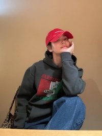 ‘빨간 캡모자’ 송혜교, 내추럴 매력 발산…“사랑해! 고마워!”