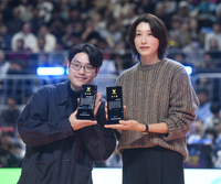 [포토] 감사패 받는 ‘신인감독 김연경’ 권락희 PD와 김연경