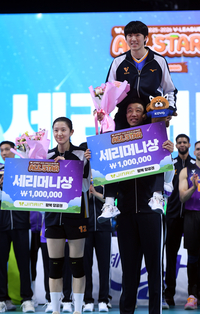 [포토] 세리머니상 수상한 이다현과 신영석