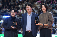 [포토] 감사패 받는 ‘신인감독 김연경’ 권락희 PD와 김연경 감독