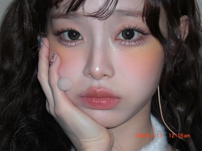 "화면 뚫고 나오는 상큼함"... 츄, 시선 강탈하는 초근접 인형 미모