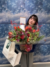 윤하, 에스파 카리나 선물에 부끄부끄...“열릴 때까지 두드린다더니”