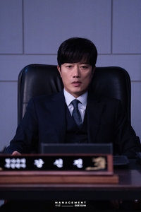 독을 머금은 뱀의 상…‘판사 이한영’ 박희순, 사법부 실세의 싸늘한 얼굴