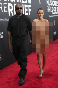 ‘손절’ 당한 칸예 웨스트, 반유대 발언 공식 사과 “뇌 손상·조울증 때문”