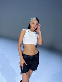 아이들 민니, 과감한 크롭 톱 스타일링... 한계 없는 콘셉트 소화력