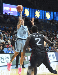 [포토] 켐바오 ‘수비 피해 원핸드 슛’