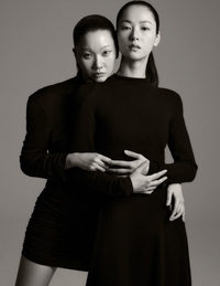 “닮은 듯 다른 매력”... 장윤주X전여빈가 완성한 ‘블랙 미니멀리즘’