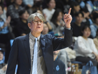 [포토] 작전 지시하는 손창환 감독