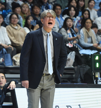 [포토] 손창환 감독 ‘빨리 들어가’