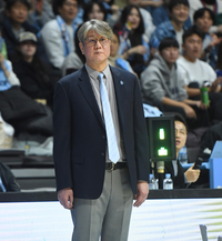 [포토] 경기 지켜보는 손창환 감독