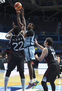 [포토] 존슨 ‘수비 피해 원핸드슛’