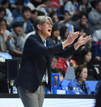 [포토] 손창환 감독 ‘잘하고 있어’