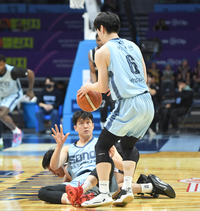 [포토] 정희재 ‘넘어져도 침착하게’