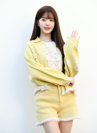 [포토]장원영, 반가운 손인사로