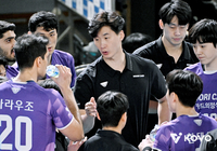 아직 포기는 이르다…박철우 대행과 ‘벌떼’ 배구, 6위 우리카드 후반기 ‘추격자 모드’