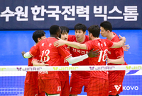 레오에 ‘판정승’ 26득점 베논+중앙 ‘활용’ 성공…한국전력, ‘대역전극’으로 선두 현대캐피탈 제압