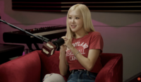 로제, 파파라치 피하기 위해 “할머니 분장까지 감행”