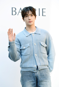 [포토]손인사 건네는 더보이즈 현재