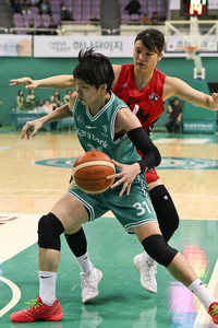 ‘진안+박소희+사키=45점’ 하나은행, BNK 누르고 2연패 탈출…BNK는 외곽 침묵 ‘치명타’ [SS부천in]