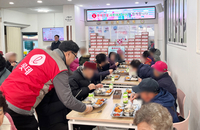 롯데건설, 부산서 취약계층 대상 연탄 ·간식 배달 봉사