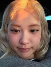 카리나·장원영 누르고 세계 1위 미모 로제, 비결 담은 사진 공개