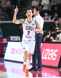 [포토]3점슛에 기뻐하는 KCC 허훈