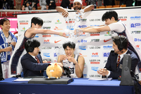 [포토]KCC 허웅, 51 득점에 동료들의 축하 물세례 맞는 순간