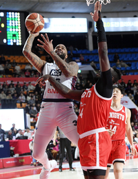 [포토]KCC 숀 롱의 골밑 득점