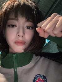 ‘미쓰홍’ 유나, 카리스마 넘치는 ‘여고 짱’ 비주얼