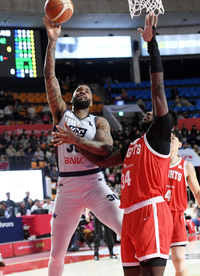 [포토]골밑 장악하는 KCC 숀 롱