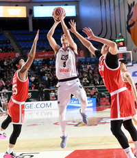 [포토]골밑 득점하는 KCC 송교창