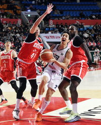 [포토]KCC 허훈, 장신 숲 사이로!