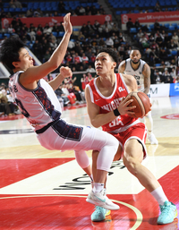 [포토]에디 다니엘과 충돌하며 넘어지는 허웅