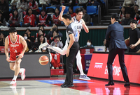 [포토]공 살려내는 KCC 송교창