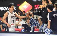 [포토]51득점 KCC 허웅, 동생 허훈과 하이파이브