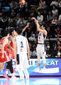 [포토]3점슛으로 50 득점 달성하는 허웅