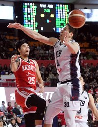 [포토]동료에게 패스하는 SK 알빈 톨렌티노