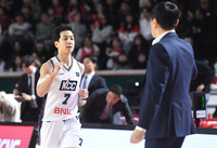 [포토]이상민 감독과 하이파이브 하는 KCC 허훈