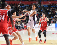 [포토]KCC 허훈, 절묘한 패스