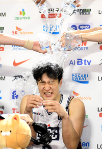 [포토]KCC 허웅, 51득점 축하 물세례