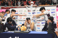 [포토]물세례로 허웅의 51 득점을 축하하는 KCC 동료들