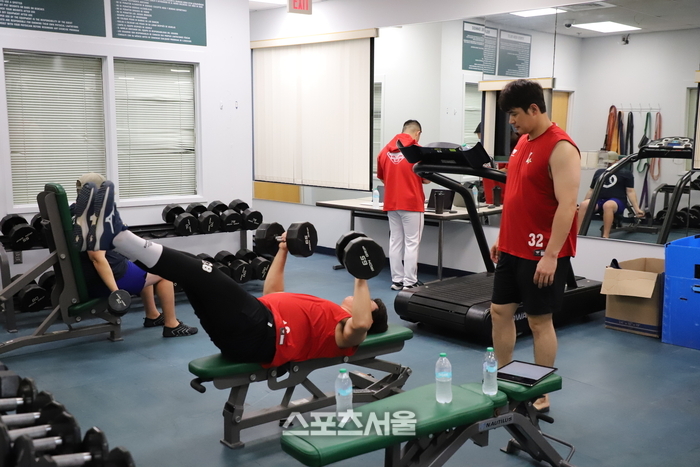 새벽 6시 플로리다의 함성... SSG 김재환·고명준 ‘비밀 과외’에 숨겨진 이숭용의 빅픽처