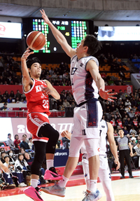 [포토]SK 알빈 톨렌티노, KCC 장재석의 수비를 피해...