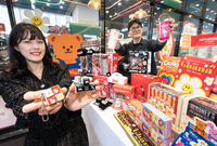 딸기·캐릭터·굿즈, 발렌타인데이 소비자 잡기 총력전…이게 맞아요?