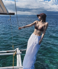 ‘박성광♥’ 이솔이, 복근 드러난 비키니 자태...요트 위 여유