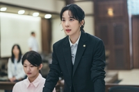 ‘차분함’ 벗고 ‘전투력’ 장착…이청아가 연 ‘아너’의 서막