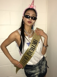 트와이스 지효, 미국서 전한 힙한 ‘생일 퀸’ 근황