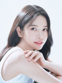 ‘믿듣맘무’ 넘어 ‘비주얼 퀸’으로... 솔라, 시선 압도하는 첫 프로필