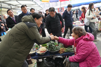 김진태 지사, 행정국 직원들과 양구 전통시장 장보기