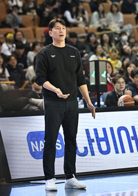 [포토] 김효범 감독 ‘빨리 들어가’